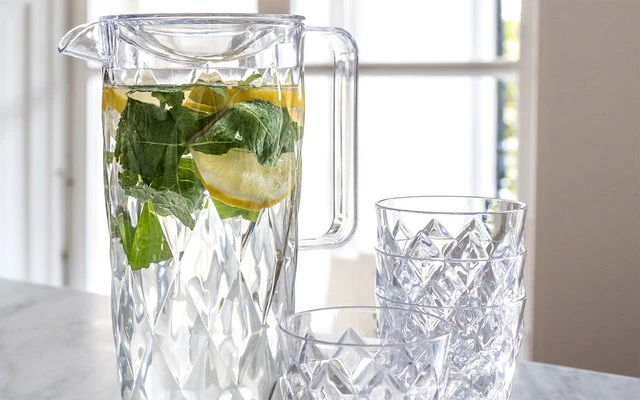 Caraffa Koziol Crystal 1,6 L Con Coperchio E 4 Tazze 1 Caraffa Koziol Crystal 1,6 L Con Coperchio E 4 Tazze